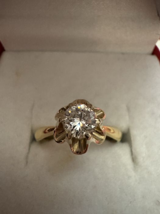 Золотое кольцо с бриллиантом