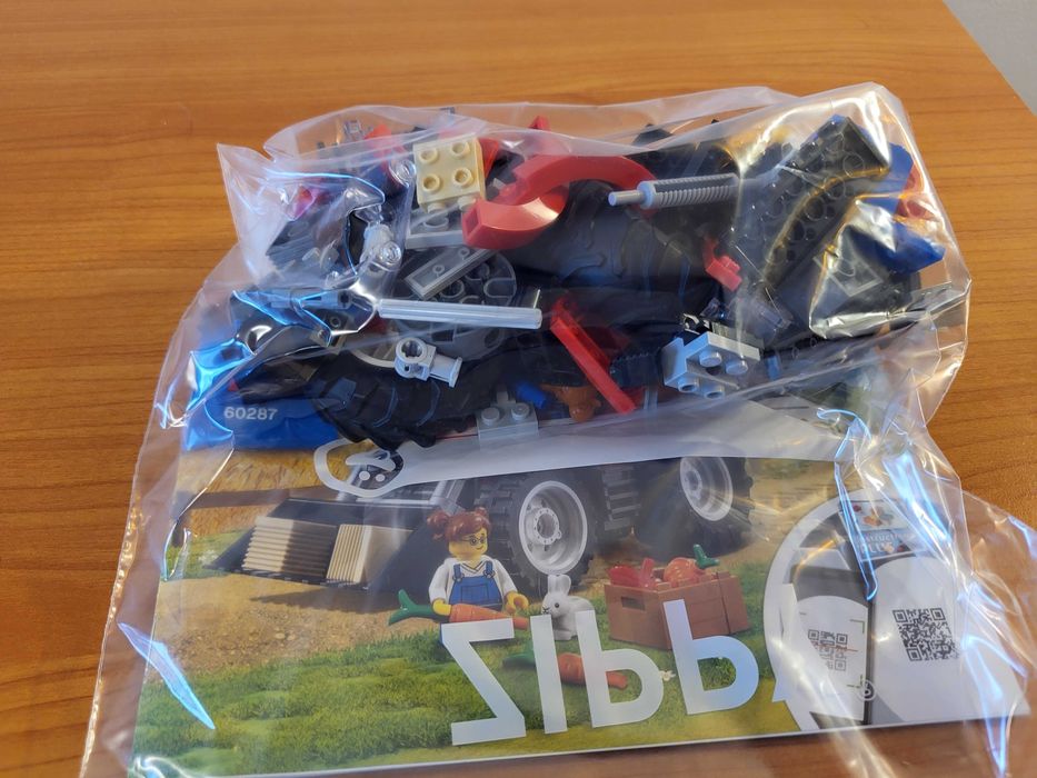 LEGO City - Transportor de secerător (60223 ) + Tractor (60287)