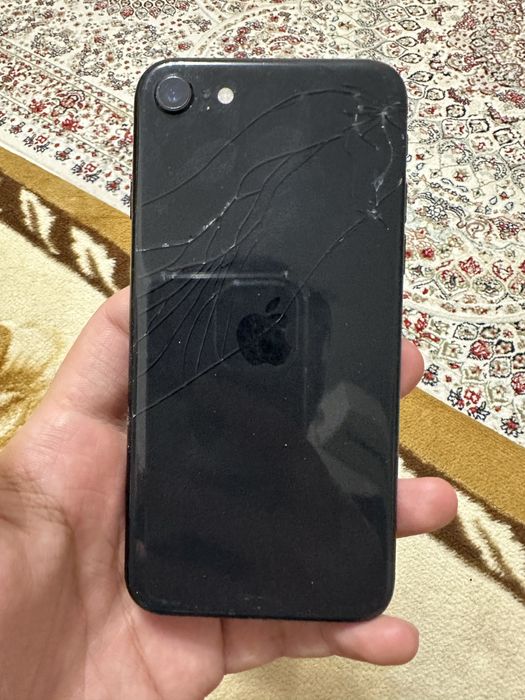 Айфон се 2020.