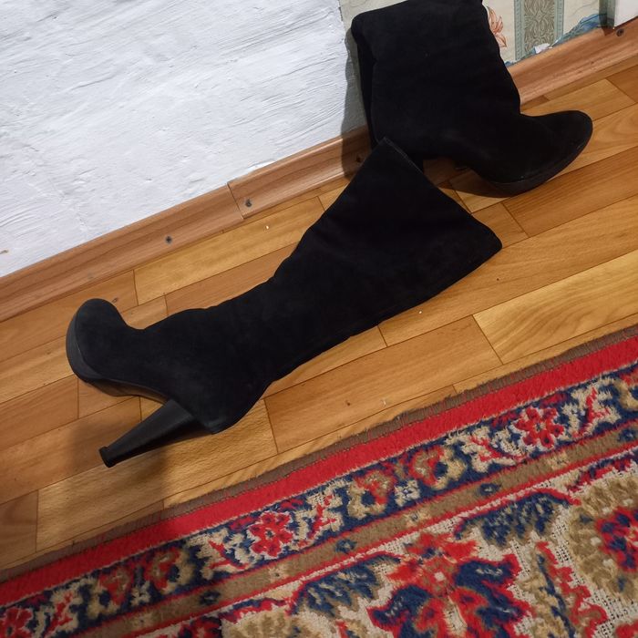 Продам замшевые сапоги