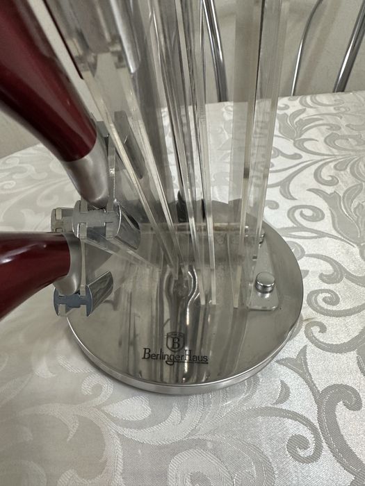 Продается набор кухонных ножей.