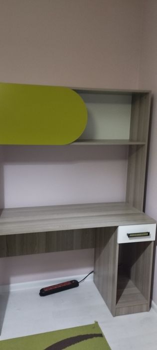 Бюро с надстройка