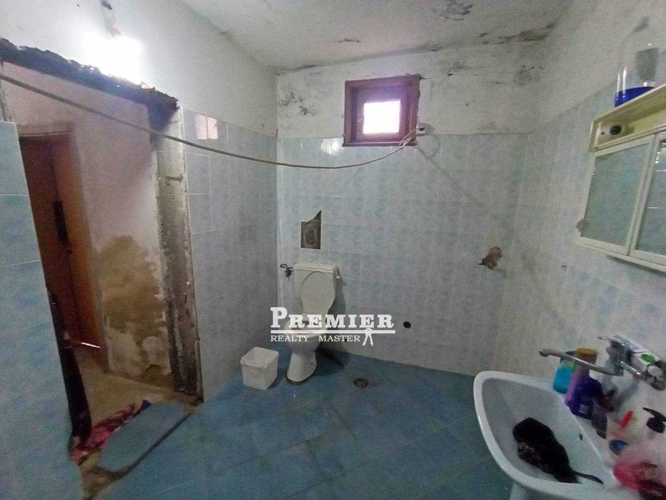 Продаваме триетажна тухлена къща в село Тънково