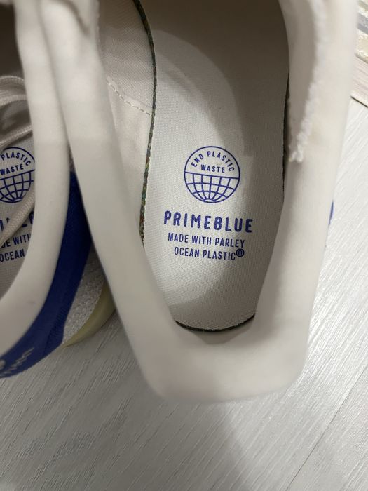 Продам новые белые кеды Adidas
