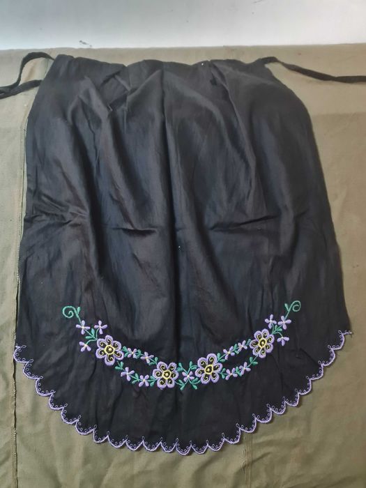 Автентични ръчно бродирани, сатенени престилки