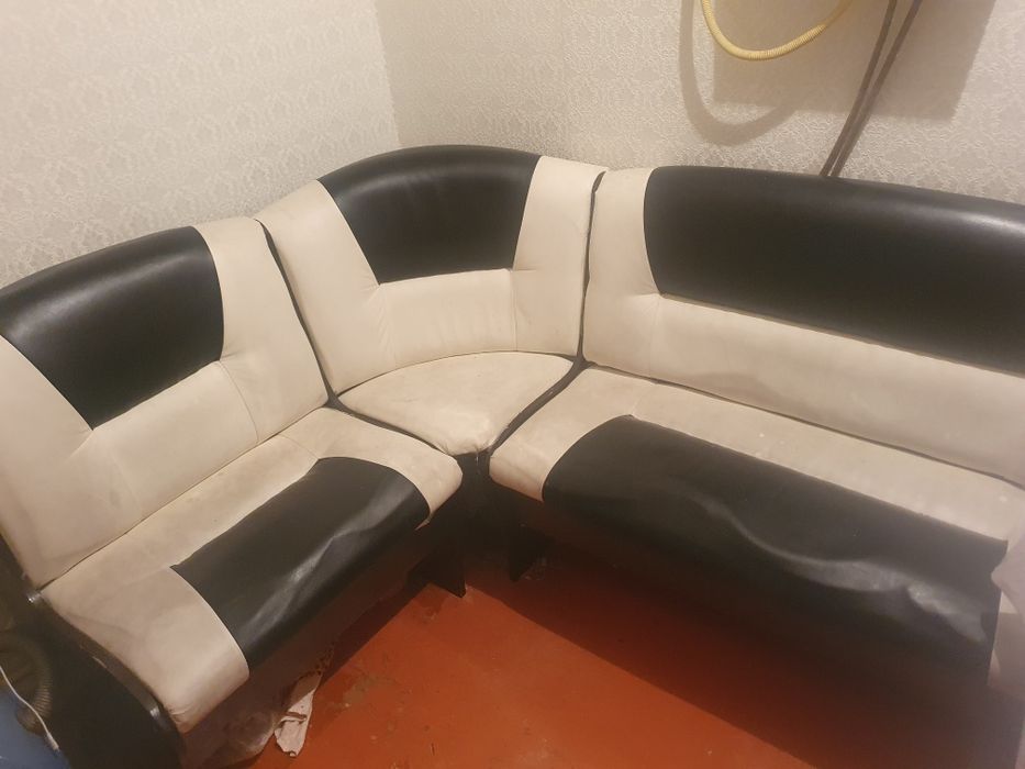 Продаю уголок в хорошем состоянии