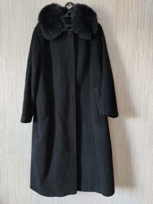 Продам пальто зимнее с мехом
