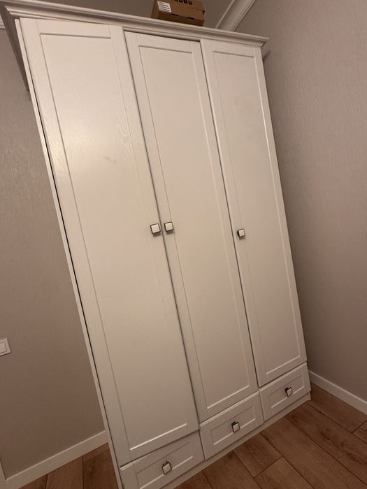 Продам  парту и шкаф
