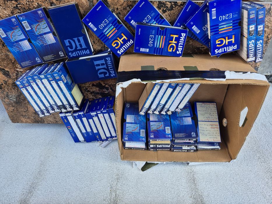 Vând lot 60 casete video VHS originale Philips, 240 minute cu filme

-