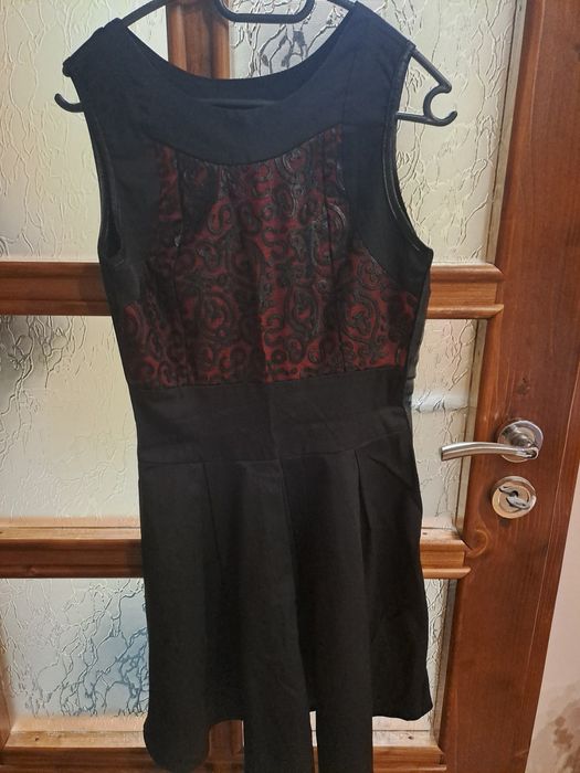 Различни дамски рокли