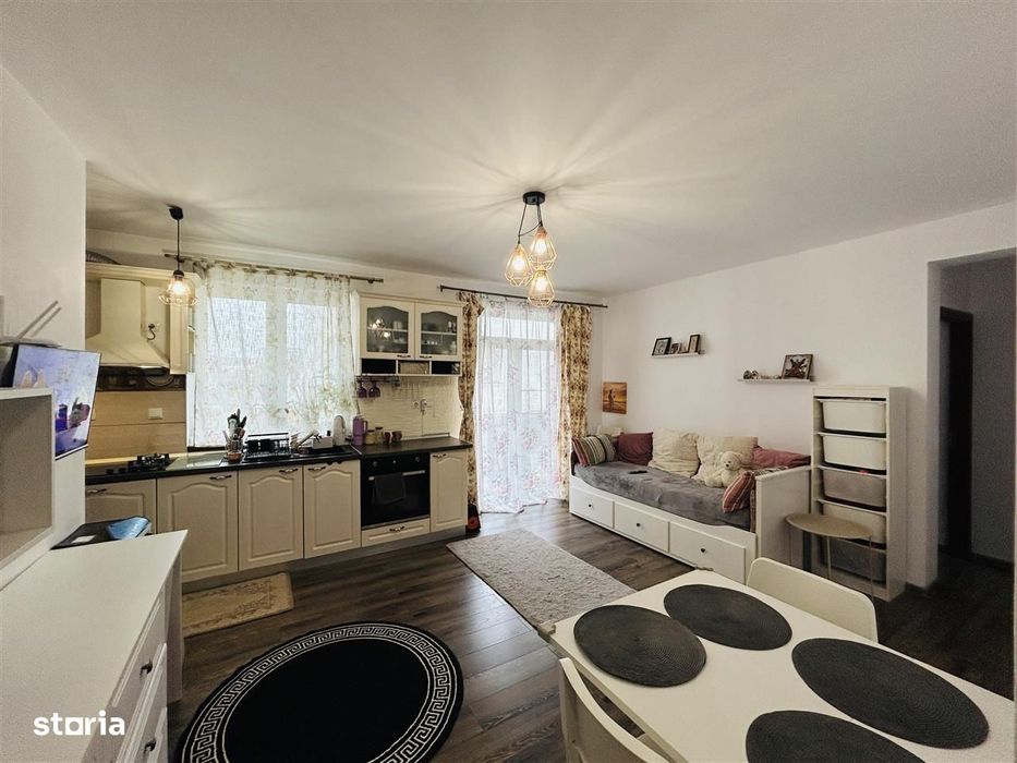 Apartament  modern 3 camere de vanzare, et. intermediar, balcon