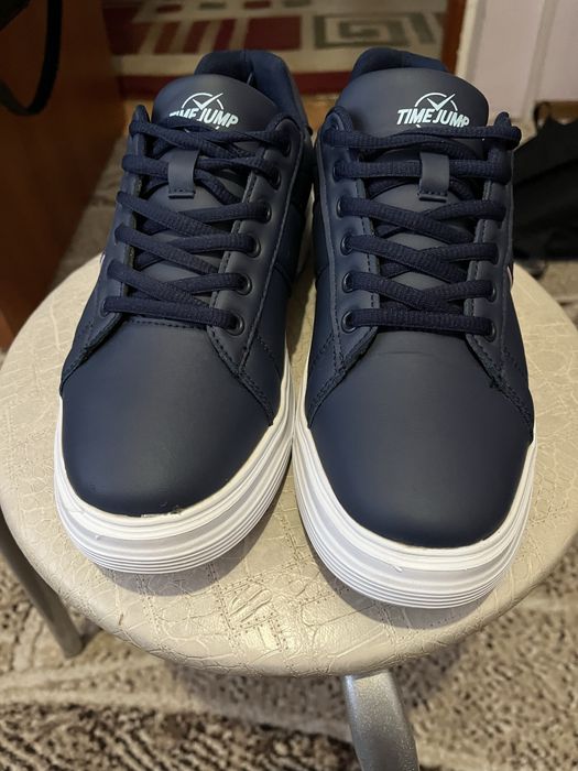 Продам крассовки женские