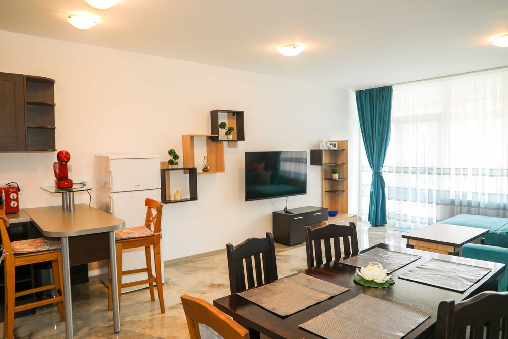 Под Наем тристаен апартамент на първа линия в Равда