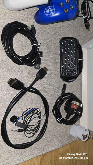 PlayStation 4 Slim Glacier White