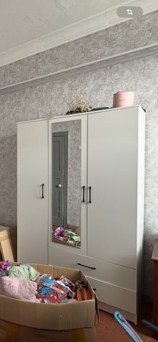 Продам шкаф белого цвета с зеркалом.