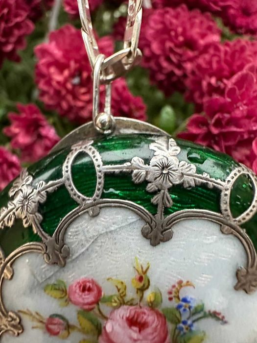 Pandantiv antic de argint cu email verde si lant