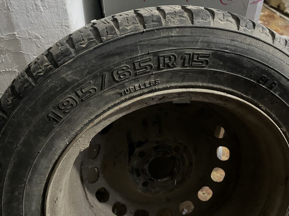 Шины 195/65 R15 в хорошем состоянии