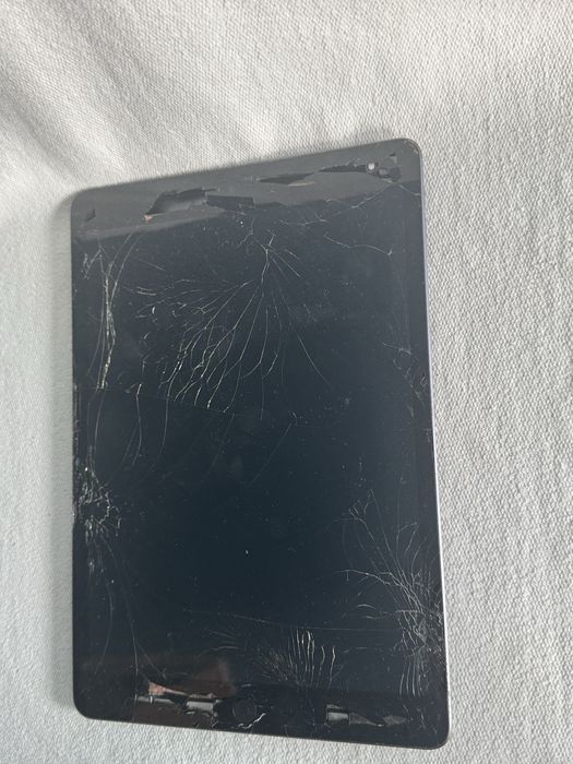 ЗА ЧАСТИ! Таблет Айпад , ipad 10.2 (2021) Wi-Fi 9th А2602 , 64GB , Ipad A2602