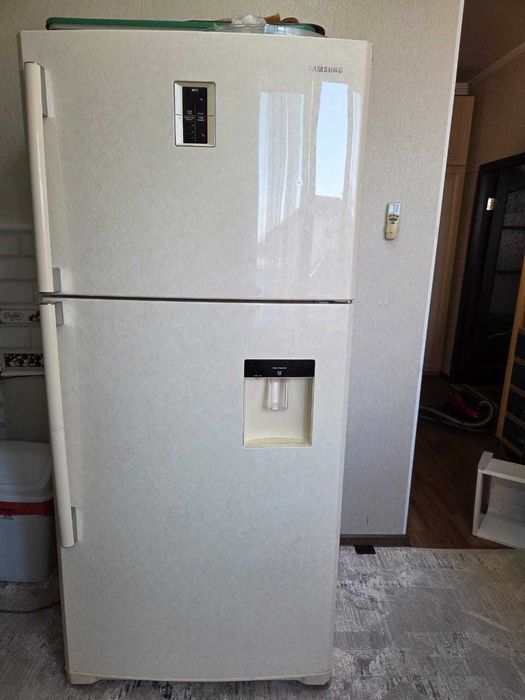 Продам большой холодильник