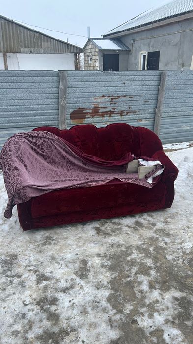 Диван с креслой красный бархат