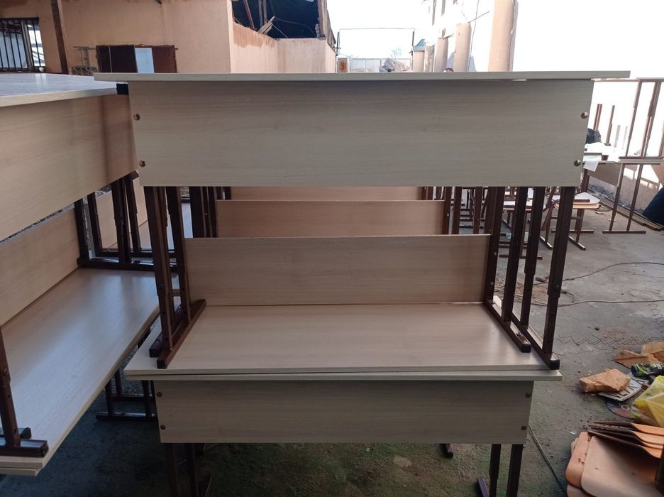 Школьная парта в комплекте со стульями, новая