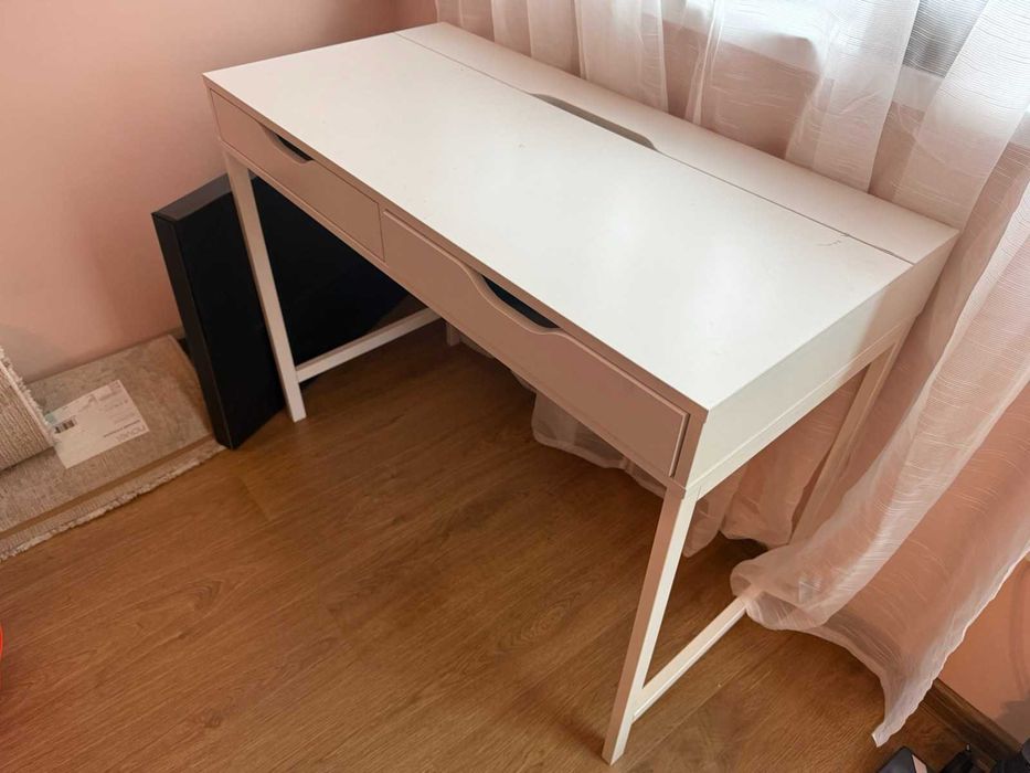 Модерно бяло офис бюро