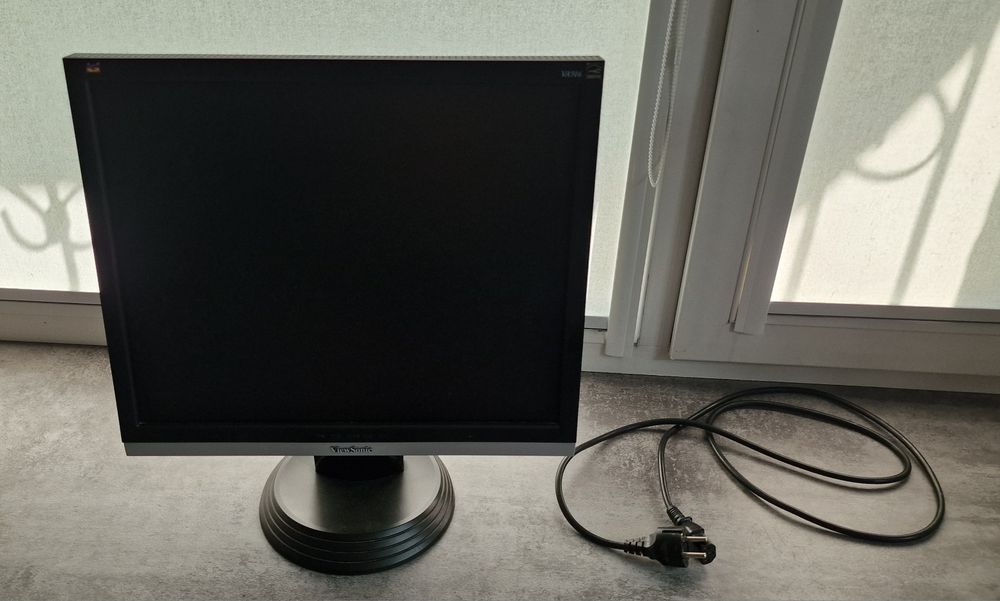 Монитор ViewSonic 19" (VA916) с кабелями
