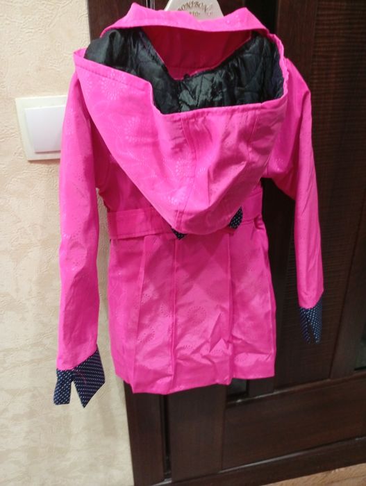 Продам плащи на девочек.