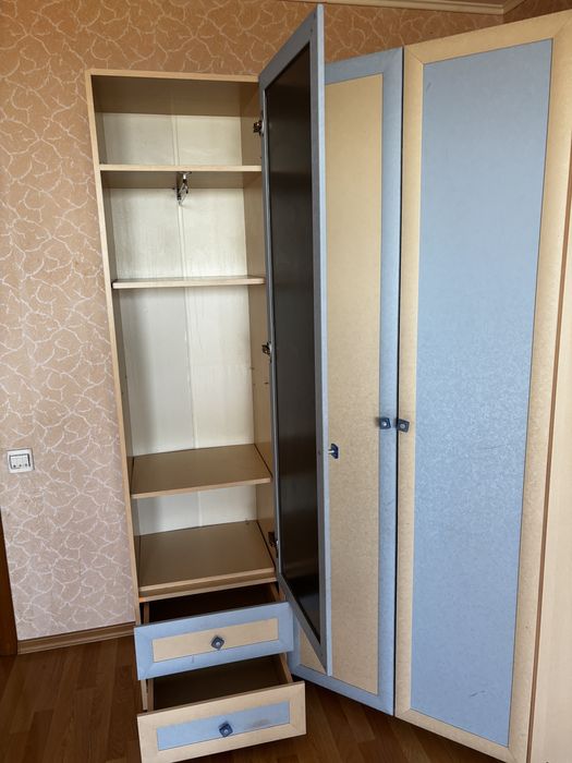 Продам трехдверный шкаф для одежды