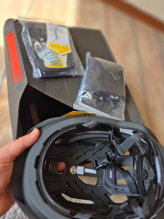 продавам нови каски  с MIP система Specialized Oakley Smith