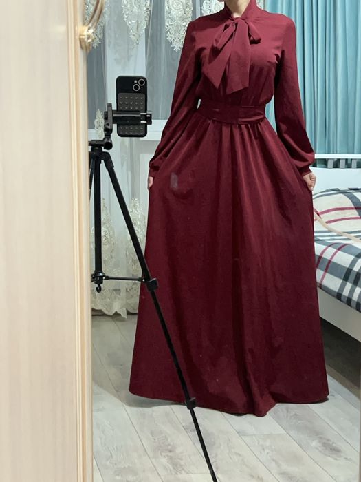 Элегантное бордовое платье