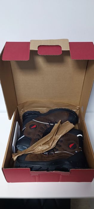 Продам спец обувь