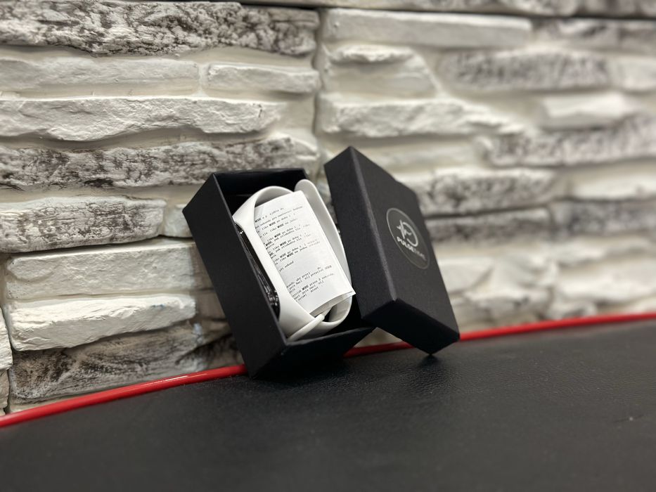 PulseTime: Елегантен Дигитален Часовник – Наличен в Черно и Бяло