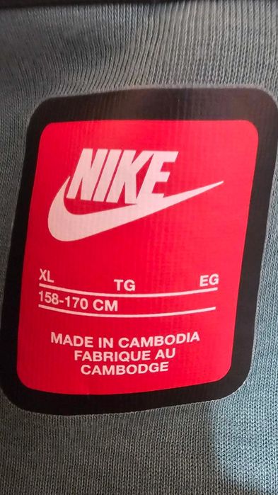 Продавам nike tech като чисто нов!