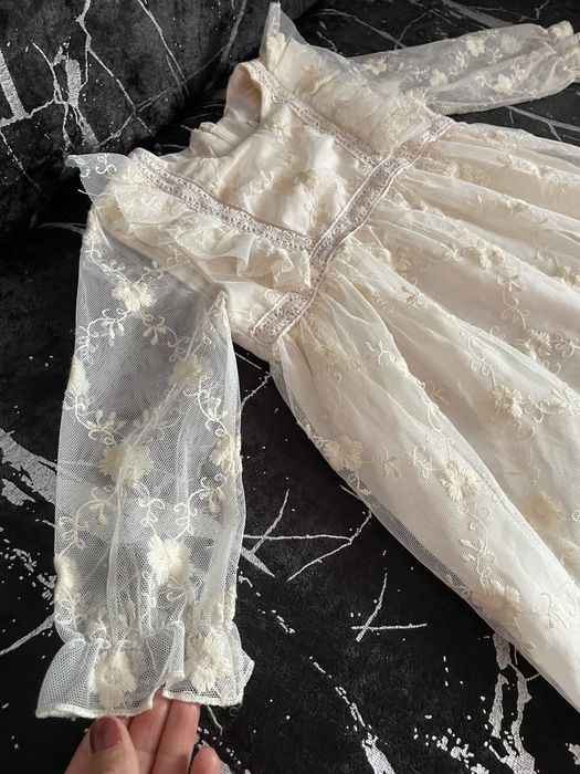 Рокля за момиче, купувана за повод, насена веднъж