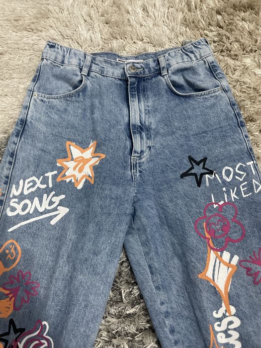 Blugi graffiti pentru fete