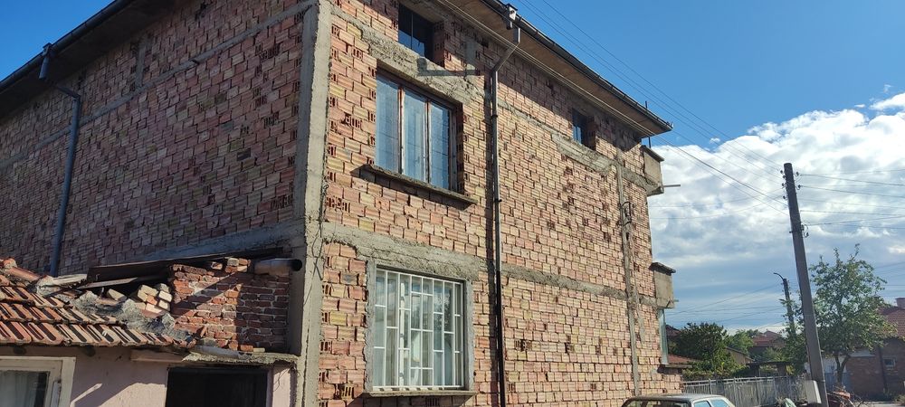 Масивна къща в село Бузовград, на 5 км от Казанлък