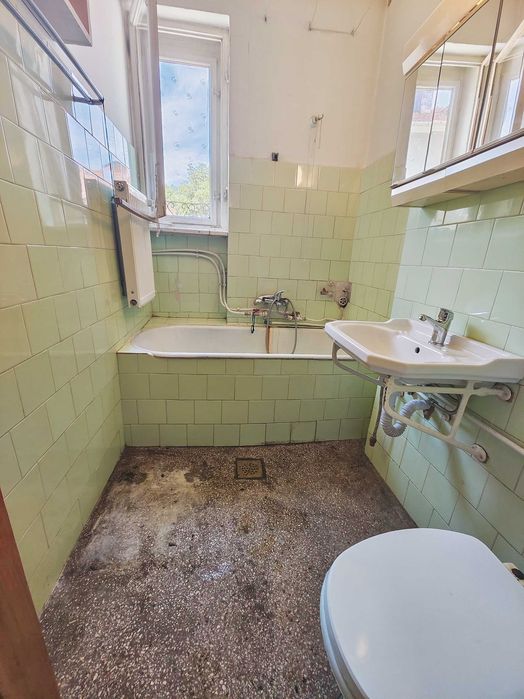 Vând apartament două camere în Reșița