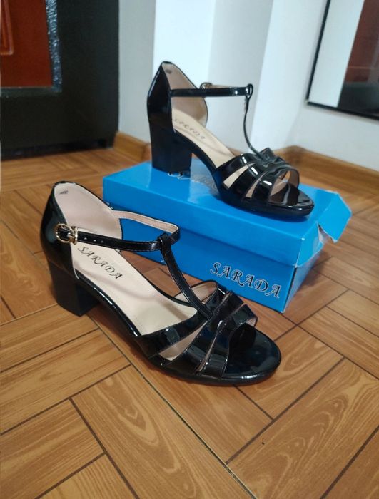 Sandale cu toc negre