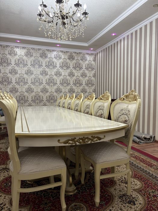 Стол и стулья для гостиной