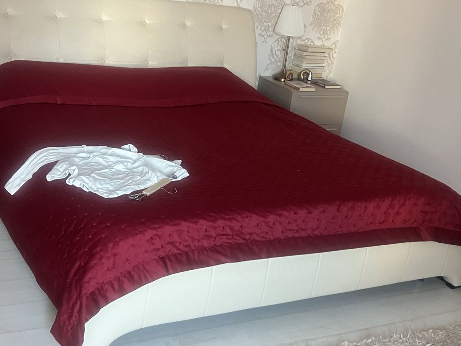 Mobila dormitor , pat, 2 noptiere si comoda