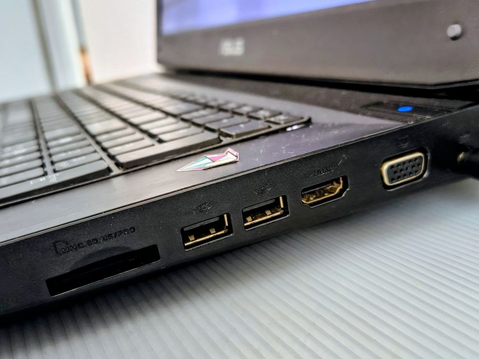 Asus G73JH – veteran ROG 17”, i7, 12GB RAM, SSD + HDD, tastatură ilumi