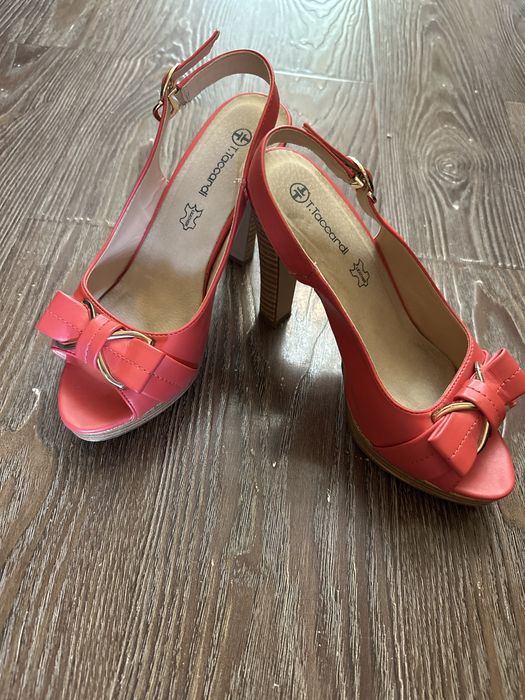 женские каблуки коралового цвета