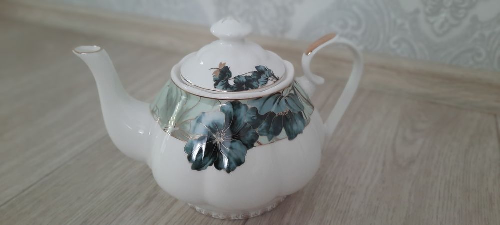 Продам фарфорный чайный сервиз