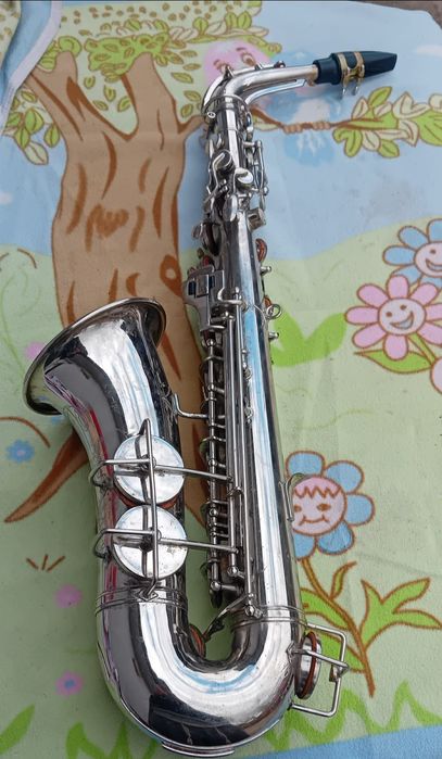 Vând saxofon  puțin folosit