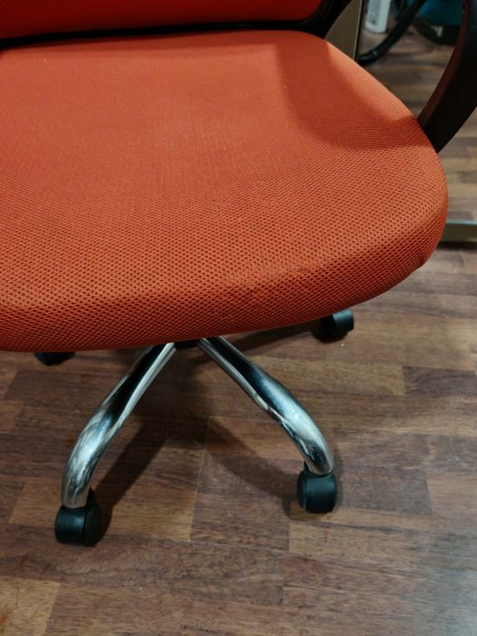 Vând 2 scaune birou. Preț 1 scaun 200 RON sau ambele 350 ron