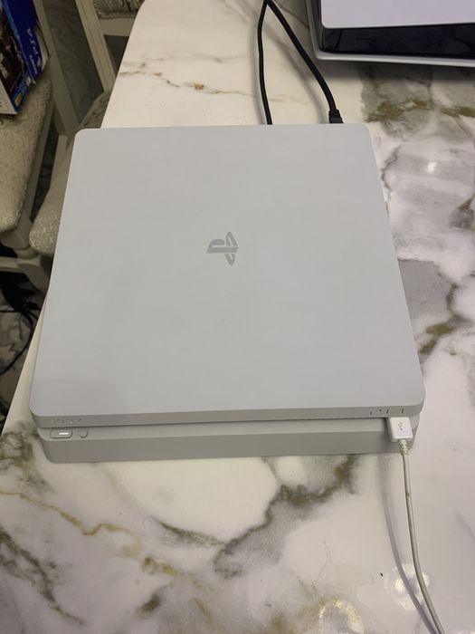 Playstation 4 slim 1TB с играми и два джестика как на фото