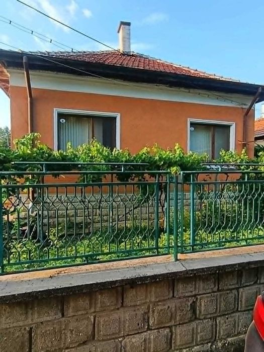 Къща с гараж и допълнителна постройка в гр.Бяла Слатина, обл. Враца