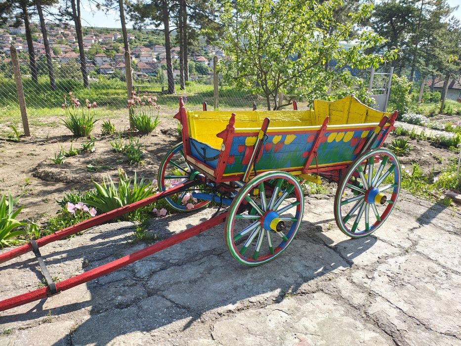 Автентична дървена каручка