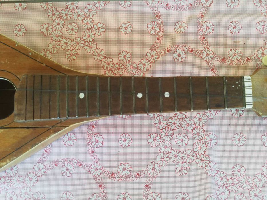 стара мандолина и лък музикален инструмент